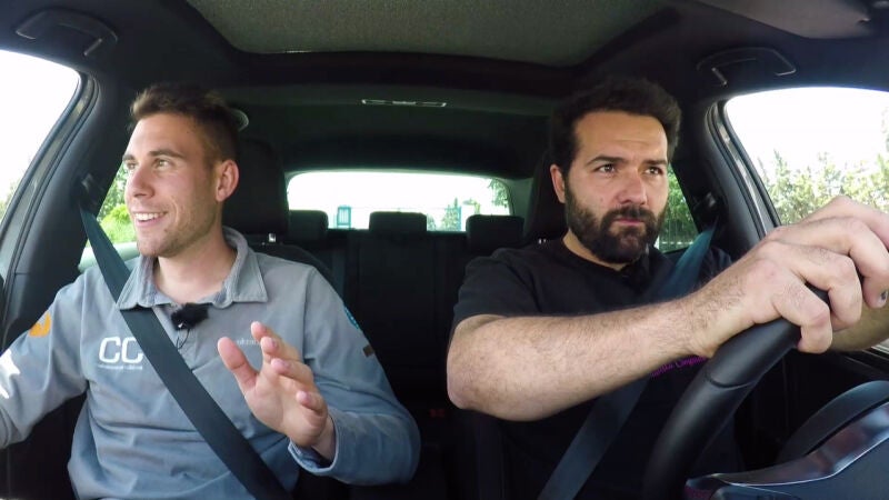 Alfonso Sánchez y Alberto López, Rober y Rafi en Allí Abajo, se someten a una prueba de aceleración de gasolina contra eléctrico