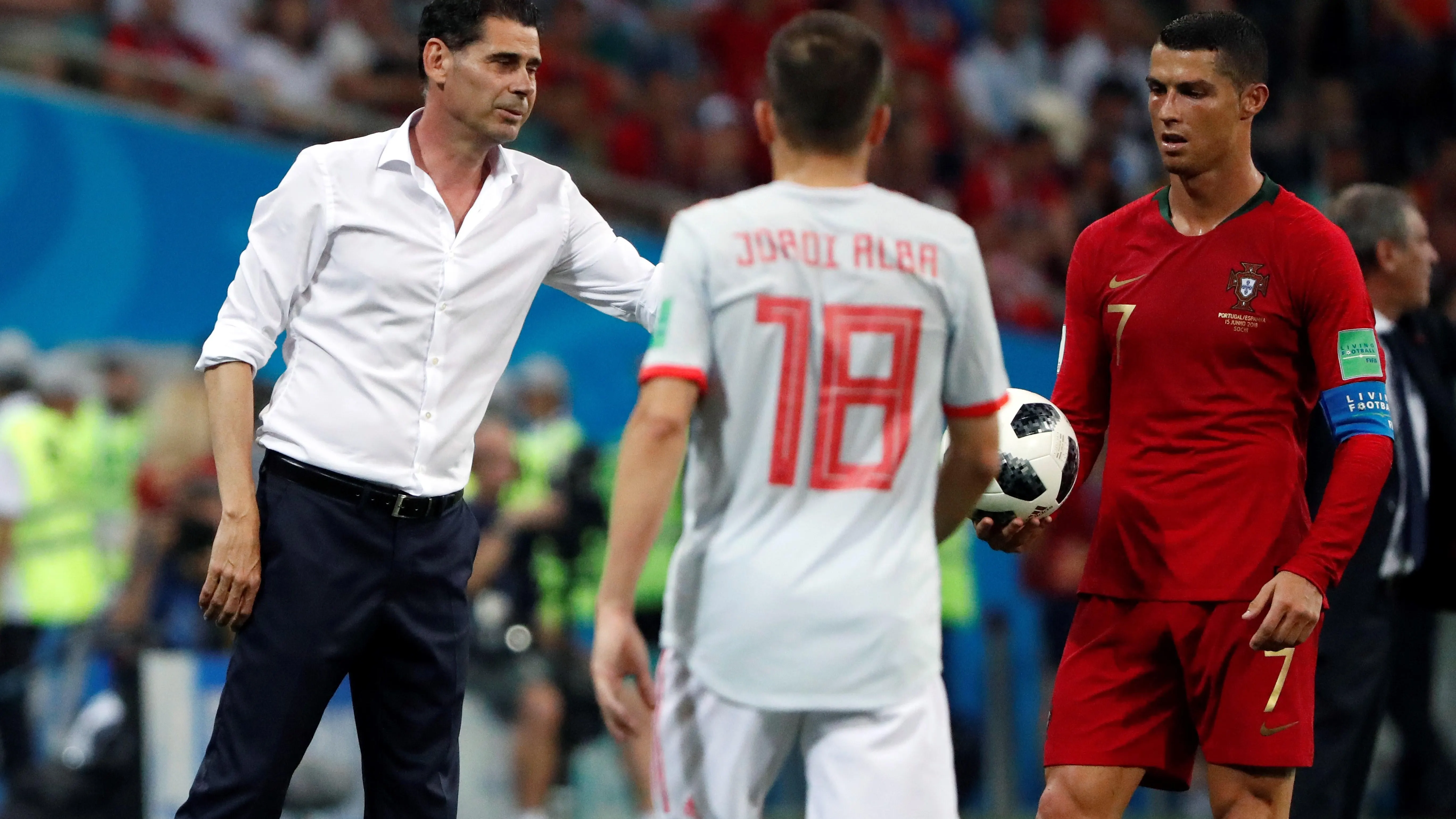 Fernando Hierro, en la banda del estadio de Fisht