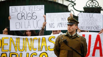 Un grupo de jóvenes protesta por los abusos sexuales en la Universidad Católica frente a la Nunciatura Apostólica de Santiago