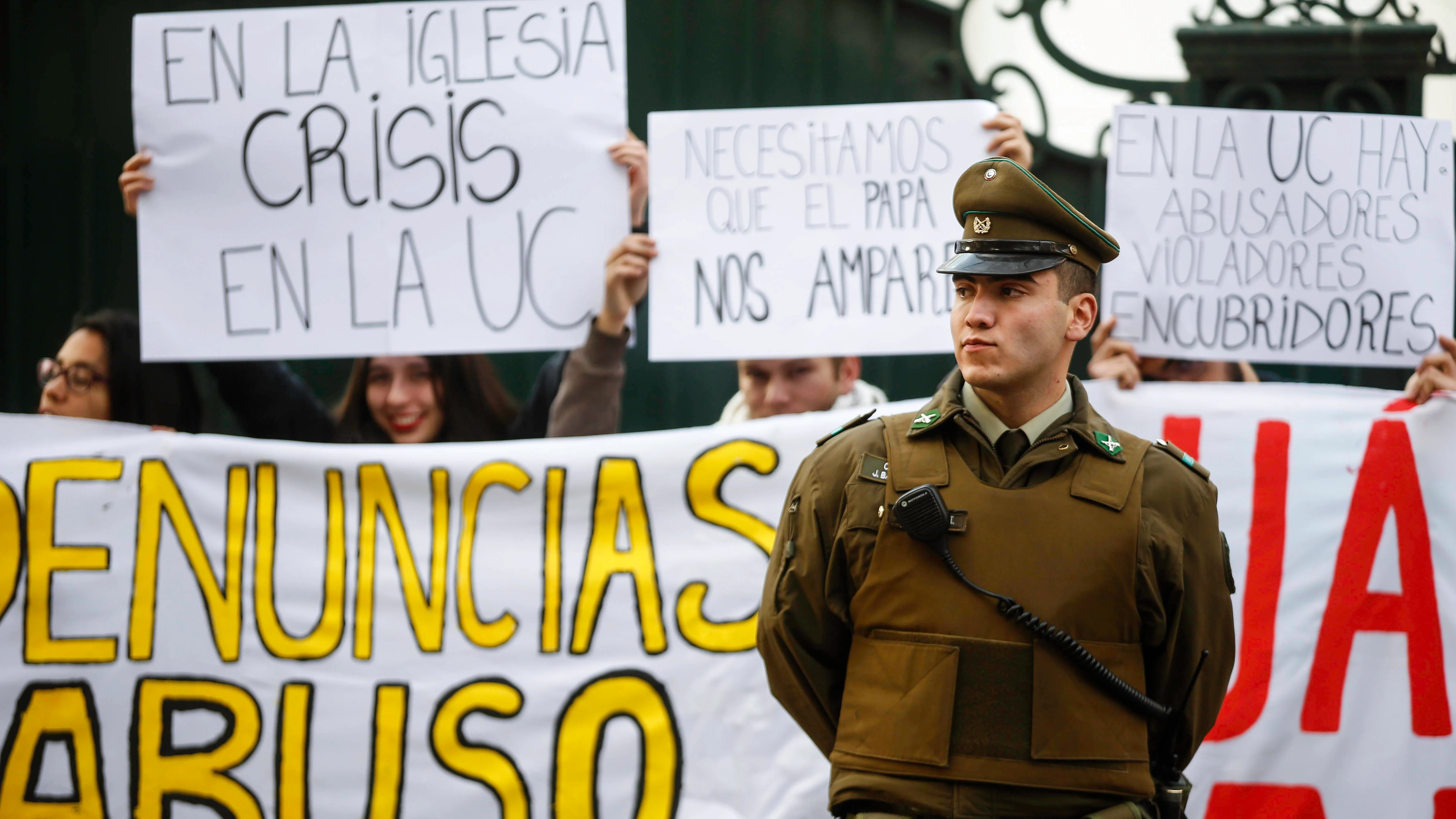 Un grupo de jóvenes protesta por los abusos sexuales en la Universidad Católica frente a la Nunciatura Apostólica de Santiago