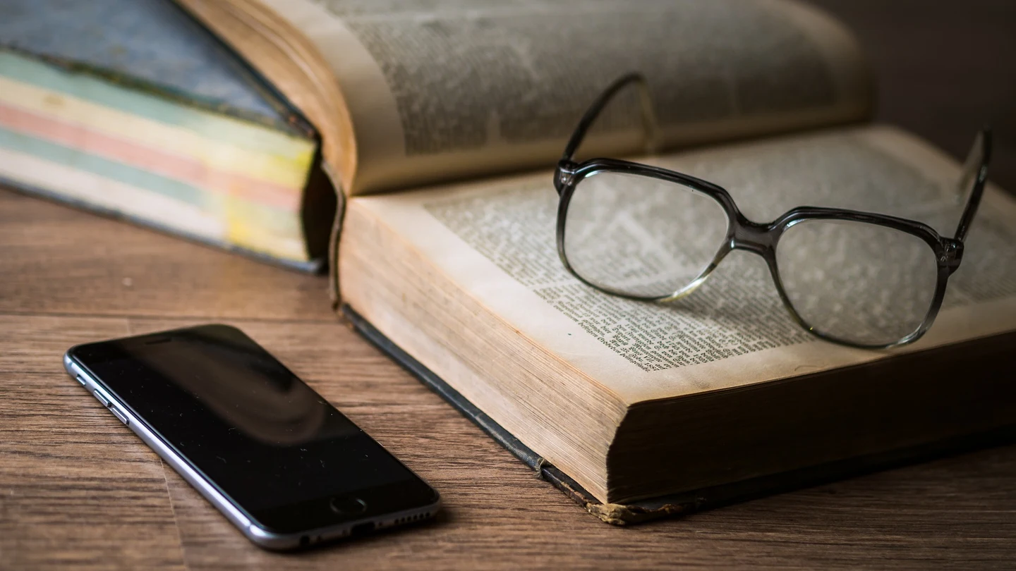 Imagen de un libro, unas gafas y un teléfono móvil Imagen de un libro, unas gafas y un teléfono móvil