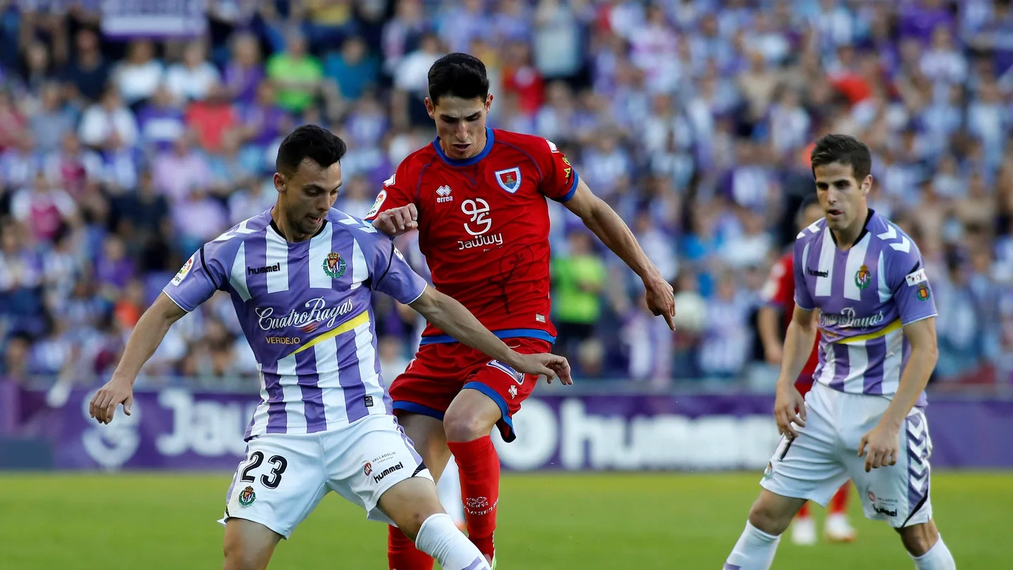 Óscar Plano protege un balón ante el Numancia Óscar Plano protege un balón ante el Numancia