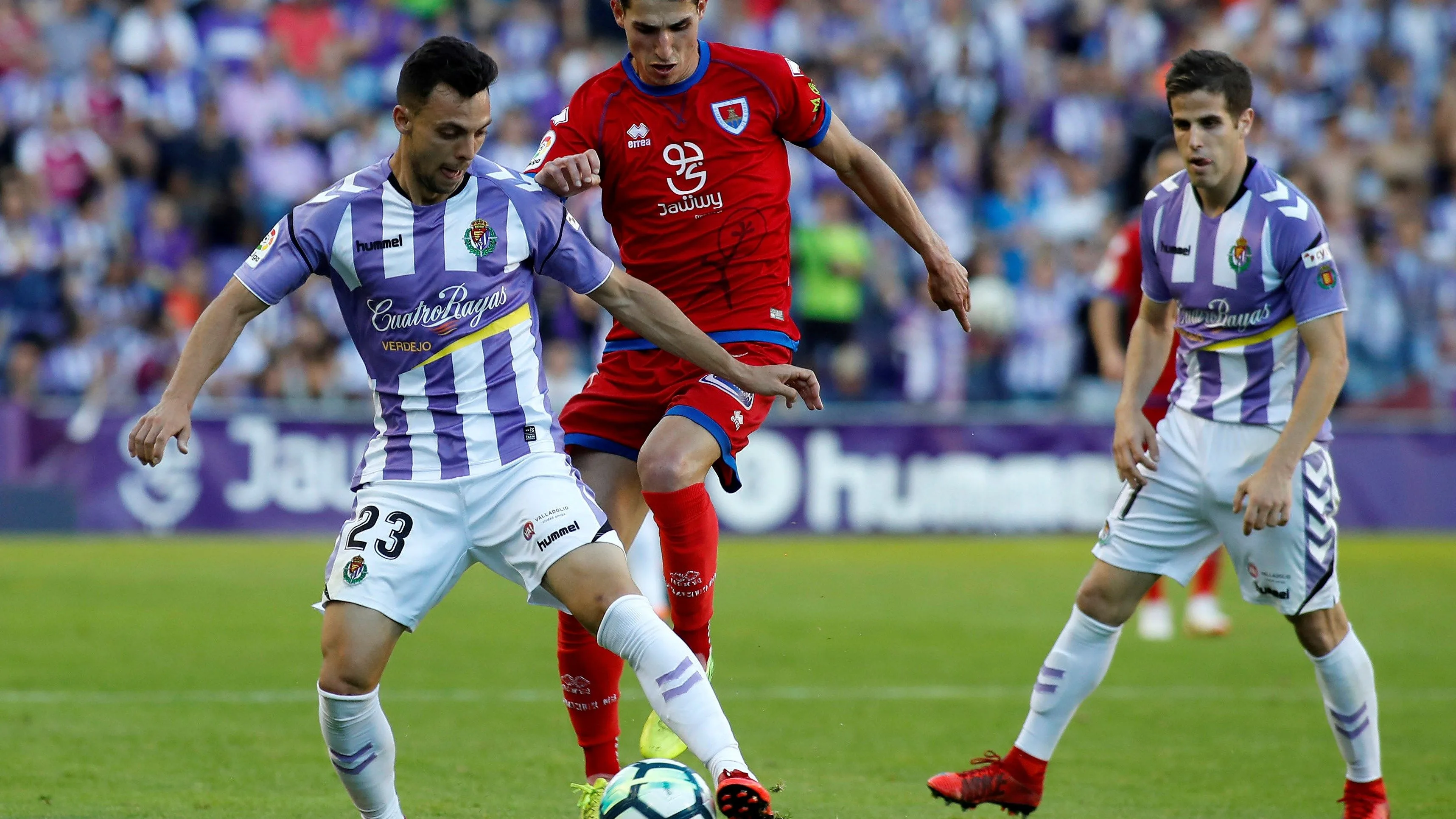 Óscar Plano protege un balón ante el Numancia