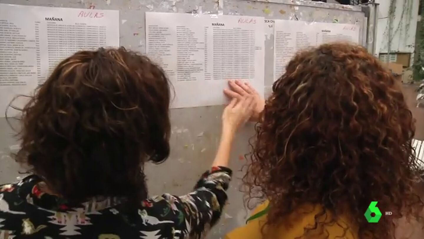 Aspirantes buscando su nombre en las listas de los ex&aacute;menes