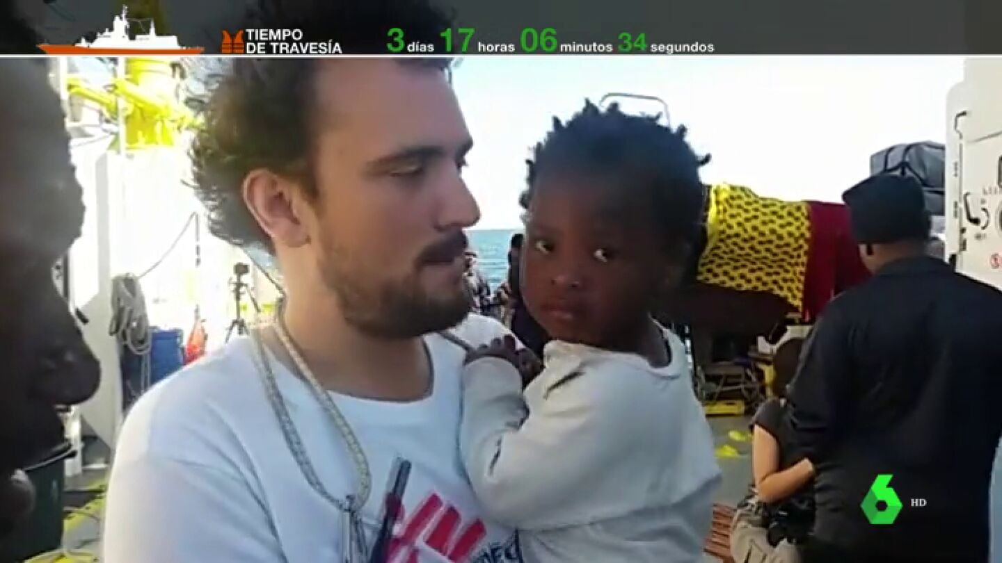 Canciones, bailes, sonrisas y mucha esperanza: las conmovedoras im&aacute;genes a bordo del barco Aquarius