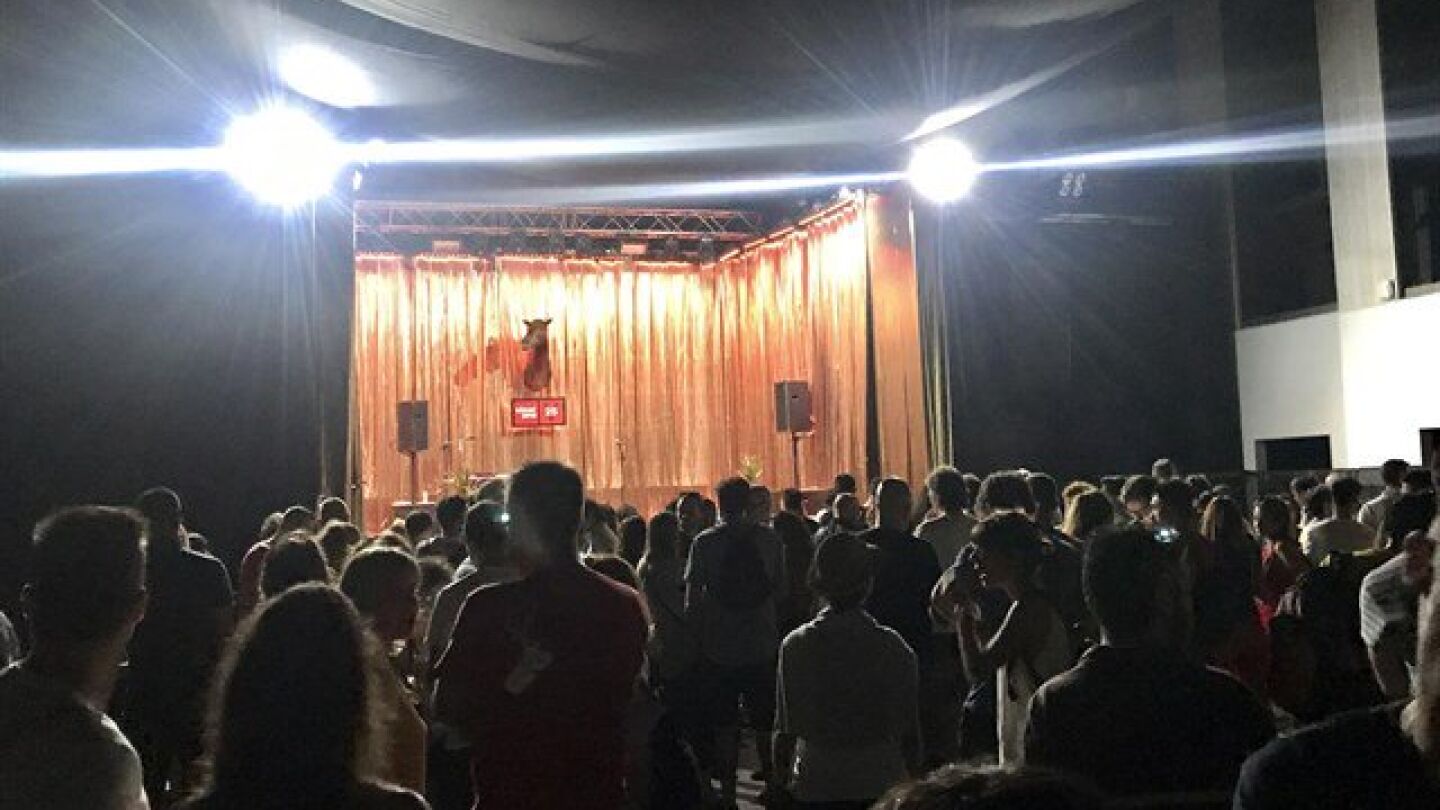 Fans de Valtonyc se concentran de forma espont&aacute;nea ante el escenario