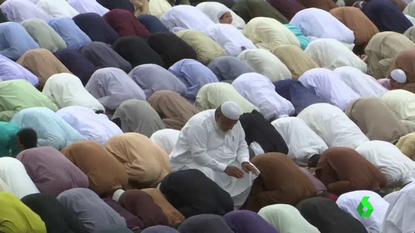Miles de musulmanes ponen fin a un mes de Ramad&aacute;n con oraciones en plazas y mexquitas 
