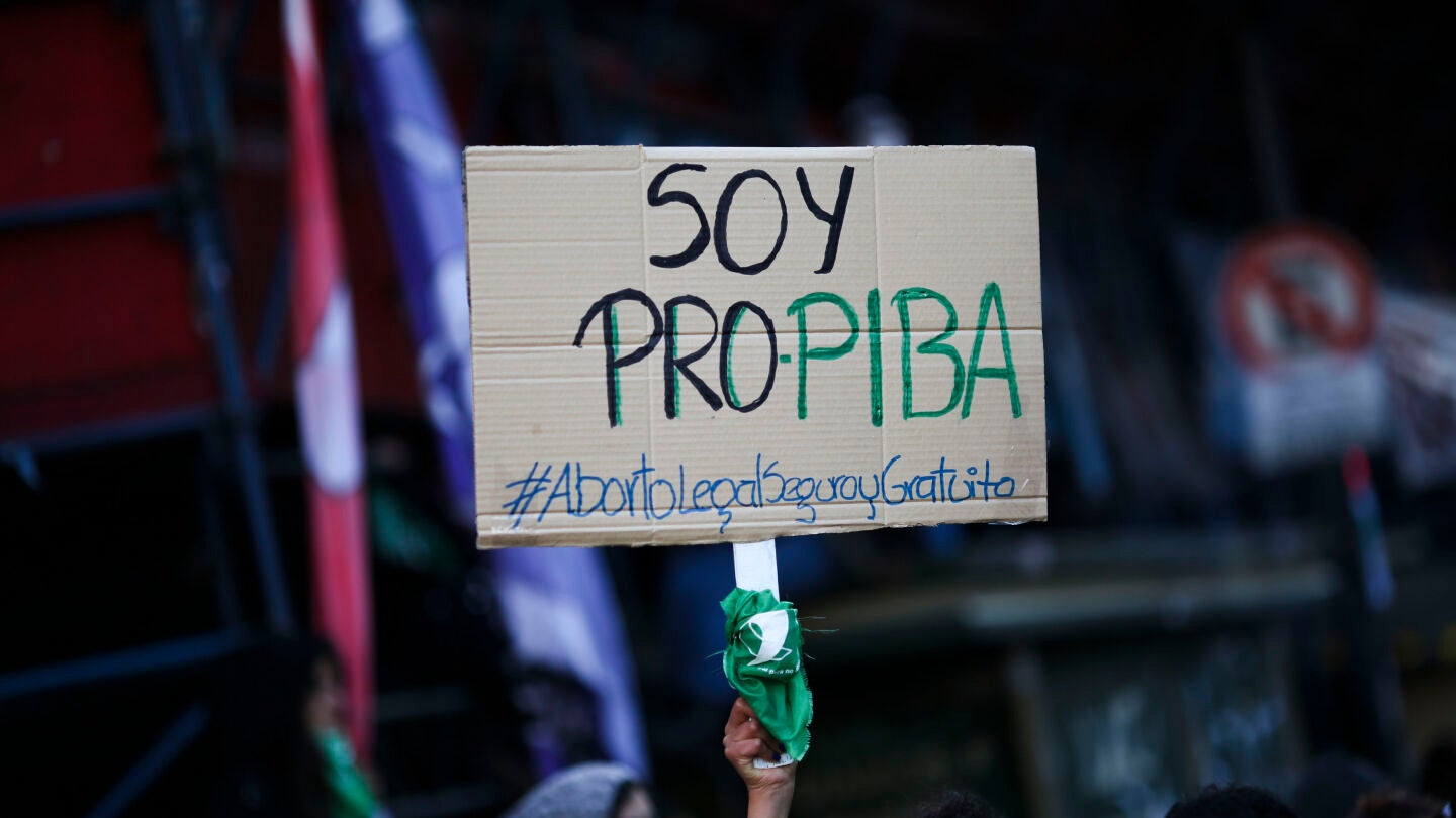 Miles de personas festejan la aprobaci&oacute;n de la despenalizaci&oacute;n del aborto en Argentina
