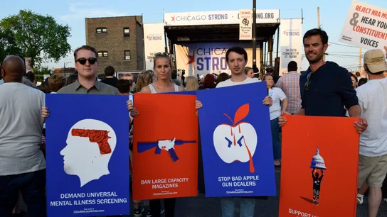 Unas personas sotienen unas pancartas que piden mayor control de armas Unas personas sotienen unas pancartas que piden mayor control de armas