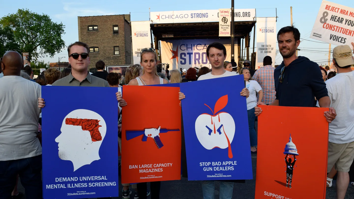 Unas personas sotienen unas pancartas que piden mayor control de armas Unas personas sotienen unas pancartas que piden mayor control de armas
