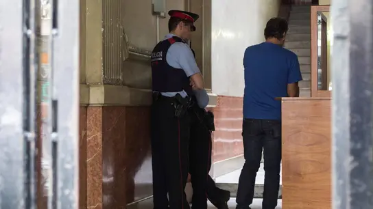 Los Mossos d'Esquadra en el domicilio de la joven detenida, acusada de asesinar a un bebé Los Mossos d'Esquadra en el domicilio de la joven detenida, acusada de asesinar a un bebé