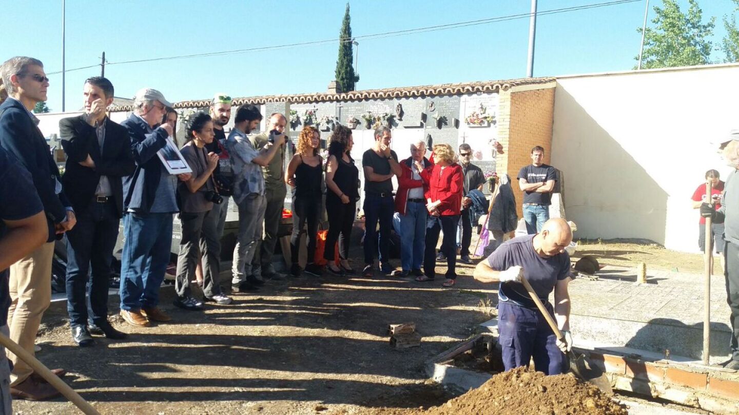 Los familiares asisten a las tareas de exhumaci&oacute;n en Alcal&aacute; de Henares