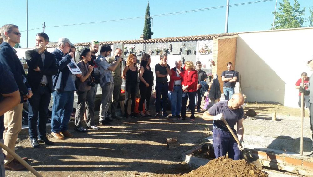 Los familiares asisten a las tareas de exhumación en Alcalá de Henares