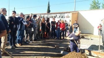 Los familiares asisten a las tareas de exhumación en Alcalá de Henares