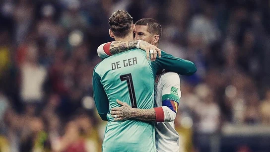 Ramos abraza a De Gea Ramos abraza a De Gea