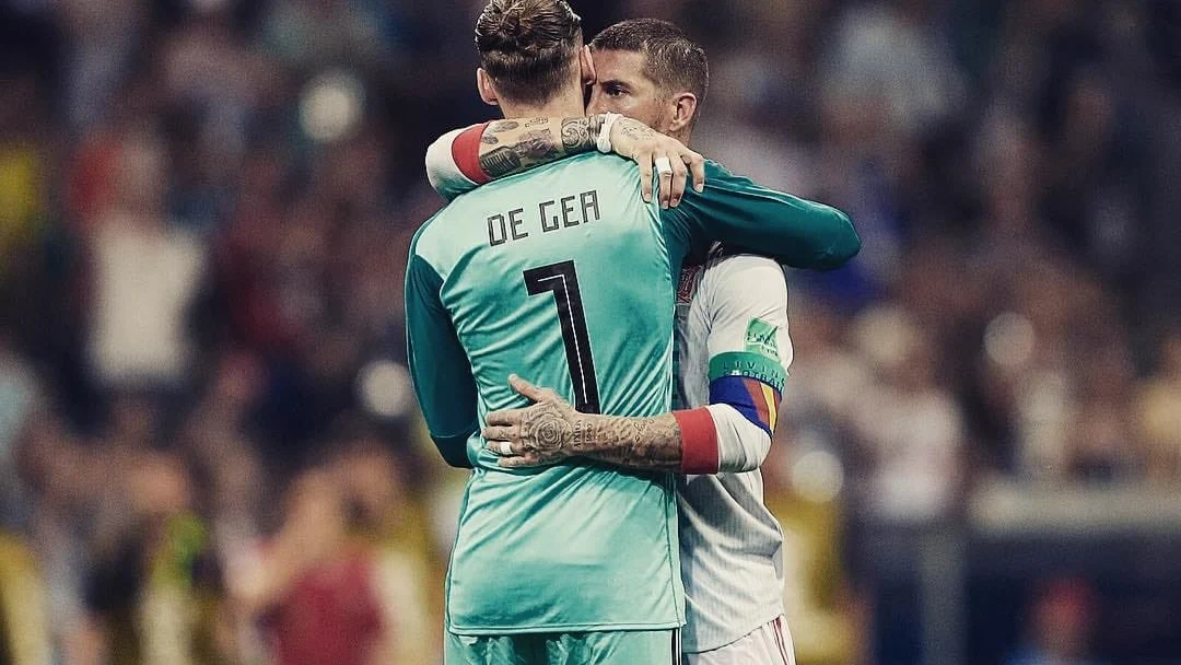 Ramos abraza a De Gea