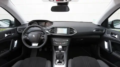 El Peugeot 308 estrena serie especial "Tech Edition" Llevan climatizador automático de dos zonas, sistema de navegación integrado con pantalla táctil, bluetooth, USB y cámara de visión posterior