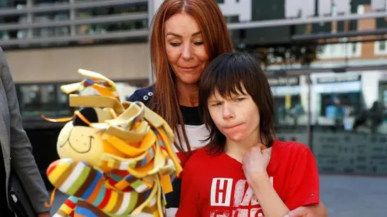 Billy Caldwell, junto a su madre Charlotte, tras una reunión en el Ministerio del Interior británico Billy Caldwell, junto a su madre Charlotte, tras una reunión en el Ministerio del Interior británico