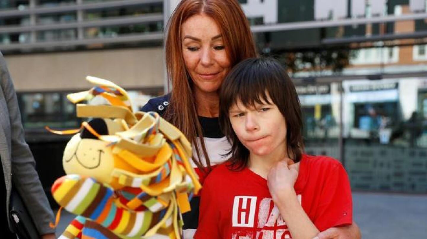 Billy Caldwell, junto a su madre Charlotte, tras una reuni&oacute;n en el Ministerio del Interior brit&aacute;nico