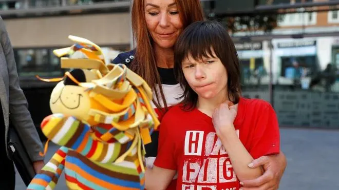 Billy Caldwell, junto a su madre Charlotte, tras una reunión en el Ministerio del Interior británico