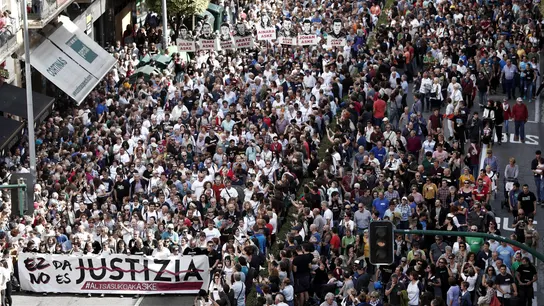 Treinta mil personas protestan en Pamplona contra la sentencia de Alsasua Manifestación convocada bajo el lema "Hau ez da justicia/Esto no es justicia", por los colectivos Altsasu Gurasoak y la Plataforma Altsasukoak Aske, en apoyo a los jóvenes de Alsasua condenados por agredir a dos guardias civiles y sus parejas Treinta mil personas protestan en Pamplona contra la sentencia de Alsasua Manifestación convocada bajo el lema "Hau ez da justicia/Esto no es justicia", por los colectivos Altsasu Gurasoak y la Plataforma Altsasukoak Aske, en apoyo a los jóvenes de Alsasua condenados por agredir a dos guardias civiles y sus parejas