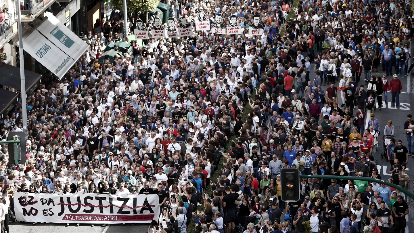 Treinta mil personas protestan en Pamplona contra la sentencia de Alsasua Manifestación convocada bajo el lema "Hau ez da justicia/Esto no es justicia", por los colectivos Altsasu Gurasoak y la Plataforma Altsasukoak Aske, en apoyo a los jóvenes de Alsasua condenados por agredir a dos guardias civiles y sus parejas Treinta mil personas protestan en Pamplona contra la sentencia de Alsasua Manifestación convocada bajo el lema "Hau ez da justicia/Esto no es justicia", por los colectivos Altsasu Gurasoak y la Plataforma Altsasukoak Aske, en apoyo a los jóvenes de Alsasua condenados por agredir a dos guardias civiles y sus parejas