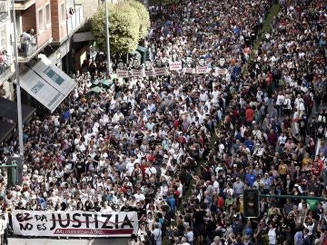 Treinta mil personas protestan en Pamplona contra la sentencia de Alsasua Manifestación convocada bajo el lema "Hau ez da justicia/Esto no es justicia", por los colectivos Altsasu Gurasoak y la Plataforma Altsasukoak Aske, en apoyo a los jóvenes de Alsasua condenados por agredir a dos guardias civiles y sus parejas Treinta mil personas protestan en Pamplona contra la sentencia de Alsasua Manifestación convocada bajo el lema "Hau ez da justicia/Esto no es justicia", por los colectivos Altsasu Gurasoak y la Plataforma Altsasukoak Aske, en apoyo a los jóvenes de Alsasua condenados por agredir a dos guardias civiles y sus parejas
