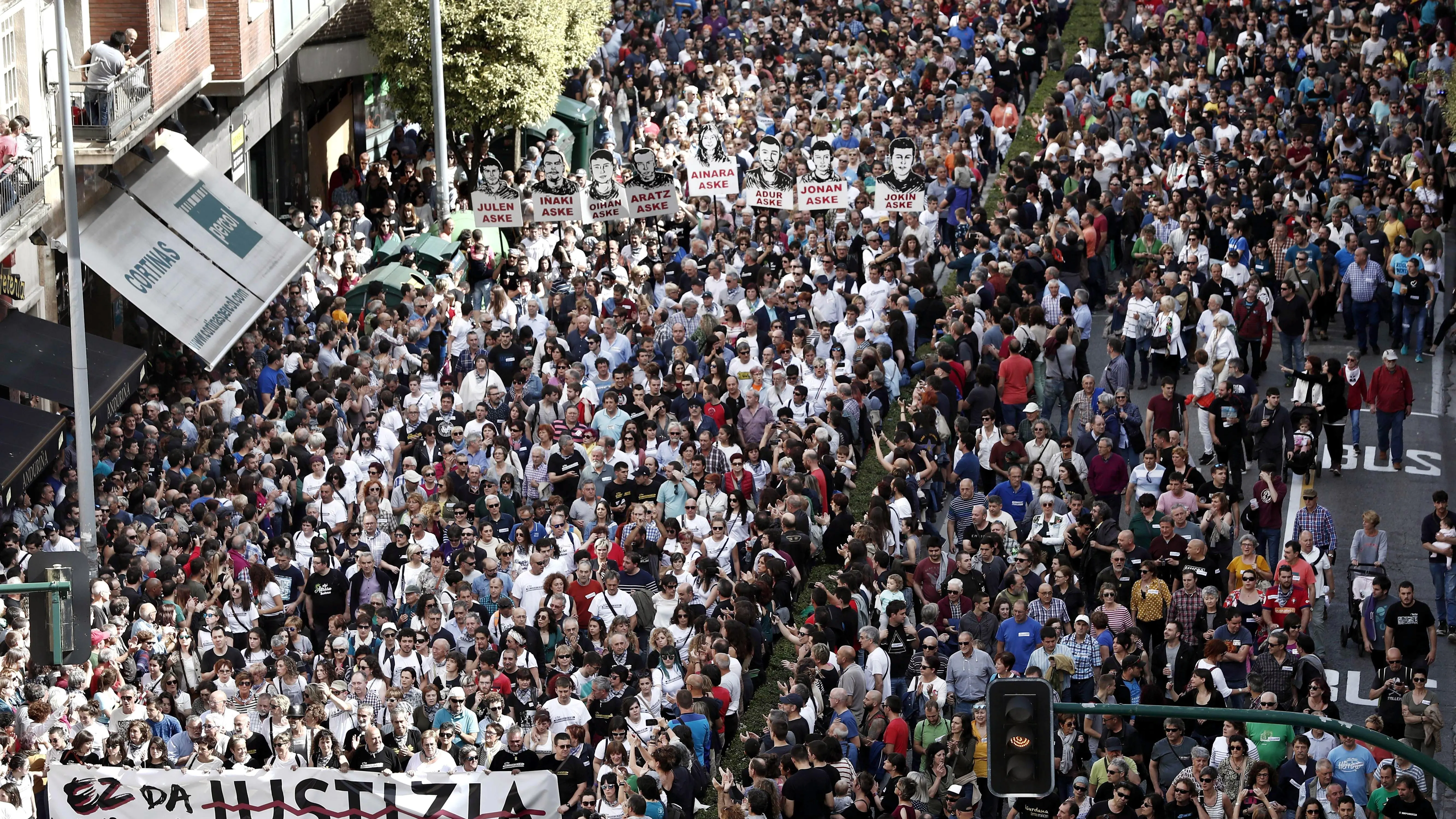 Treinta mil personas protestan en Pamplona contra la sentencia de Alsasua Manifestación convocada bajo el lema "Hau ez da justicia/Esto no es justicia", por los colectivos Altsasu Gurasoak y la Plataforma Altsasukoak Aske, en apoyo a los jóvenes de Alsasua condenados por agredir a dos guardias civiles y sus parejas