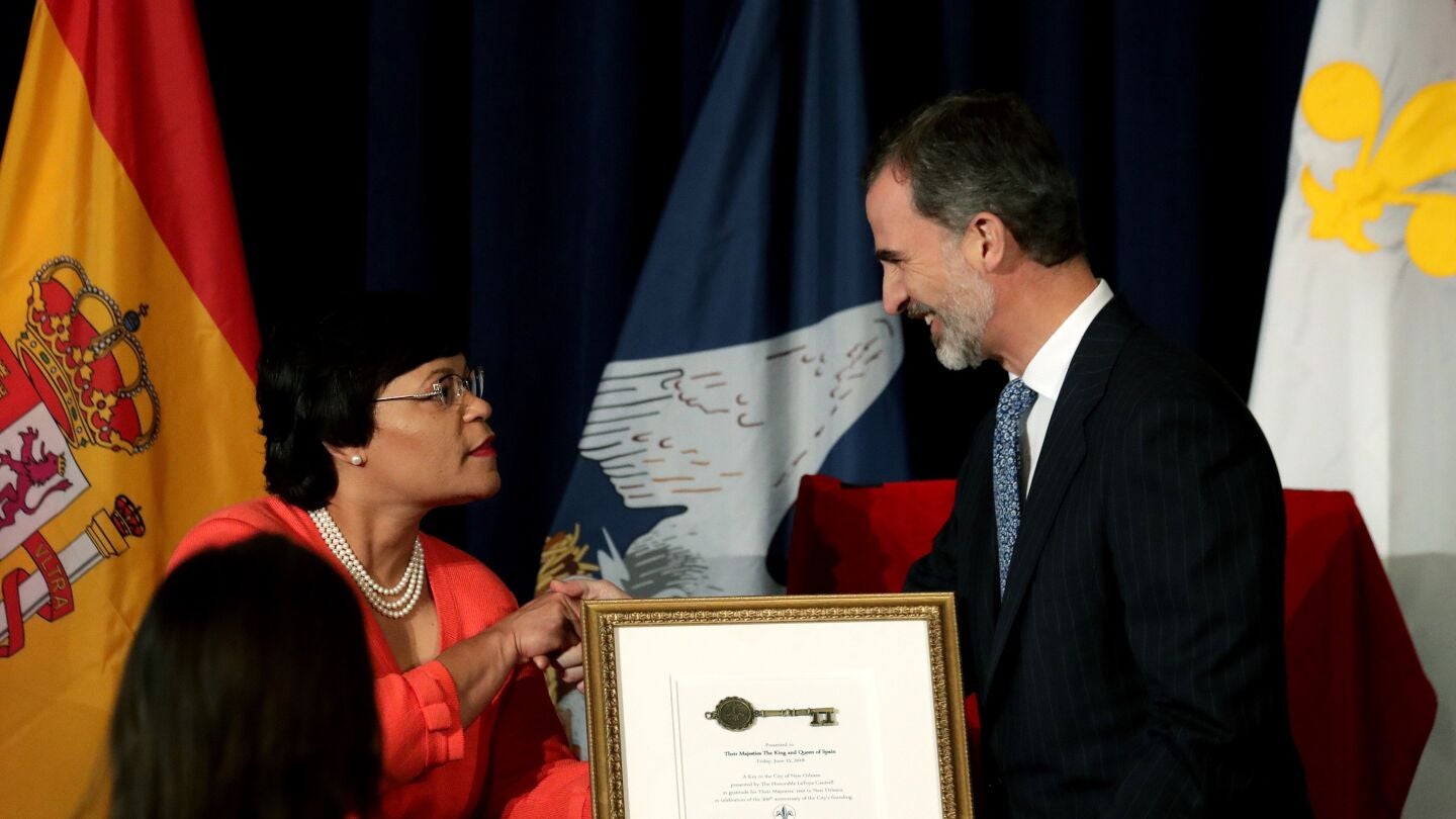 El rey Felipe VI durante el acto de bienvenida oficial en la sede del Ayuntamiento de Nueva Orleans, el Gallier Hall, donde la alcaldesa le ha hecho entrega de las llaves de la ciudad con motivo de su visita