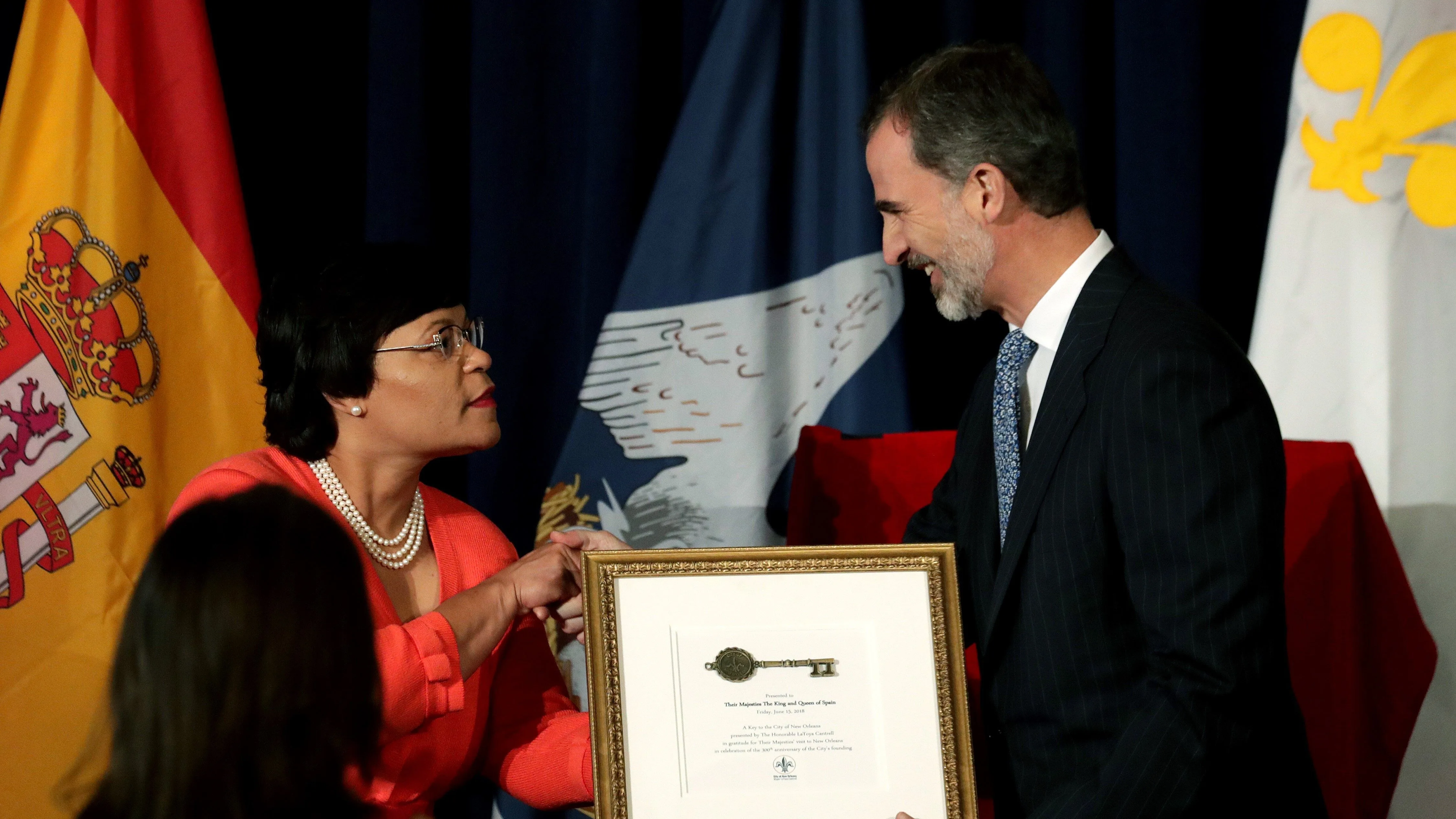 El rey Felipe VI durante el acto de bienvenida oficial en la sede del Ayuntamiento de Nueva Orleans, el Gallier Hall, donde la alcaldesa le ha hecho entrega de las llaves de la ciudad con motivo de su visita