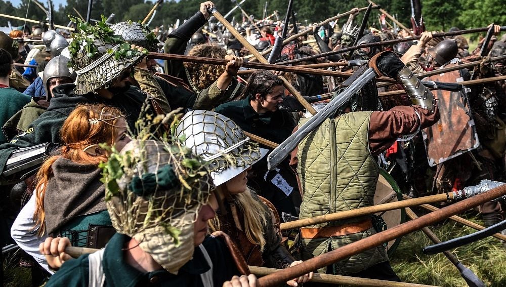 Fans de la novela 'El Hobbit' recreando la 'Batalla de los Cinco Ejércitos' en República Checa