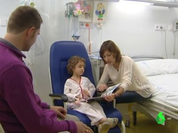 Niño en un hospital infantil Niño en un hospital infantil