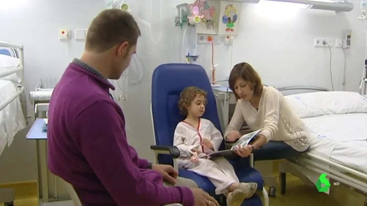 Niño en un hospital infantil Niño en un hospital infantil