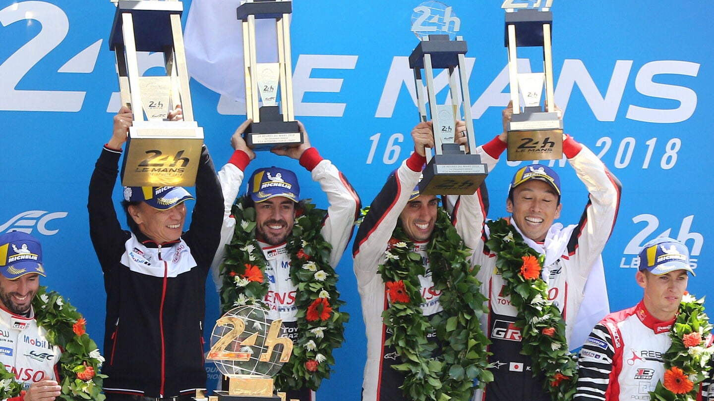 Fernando Alonso celebra su victoria en las 24 Horas de Le Mans con su equipo