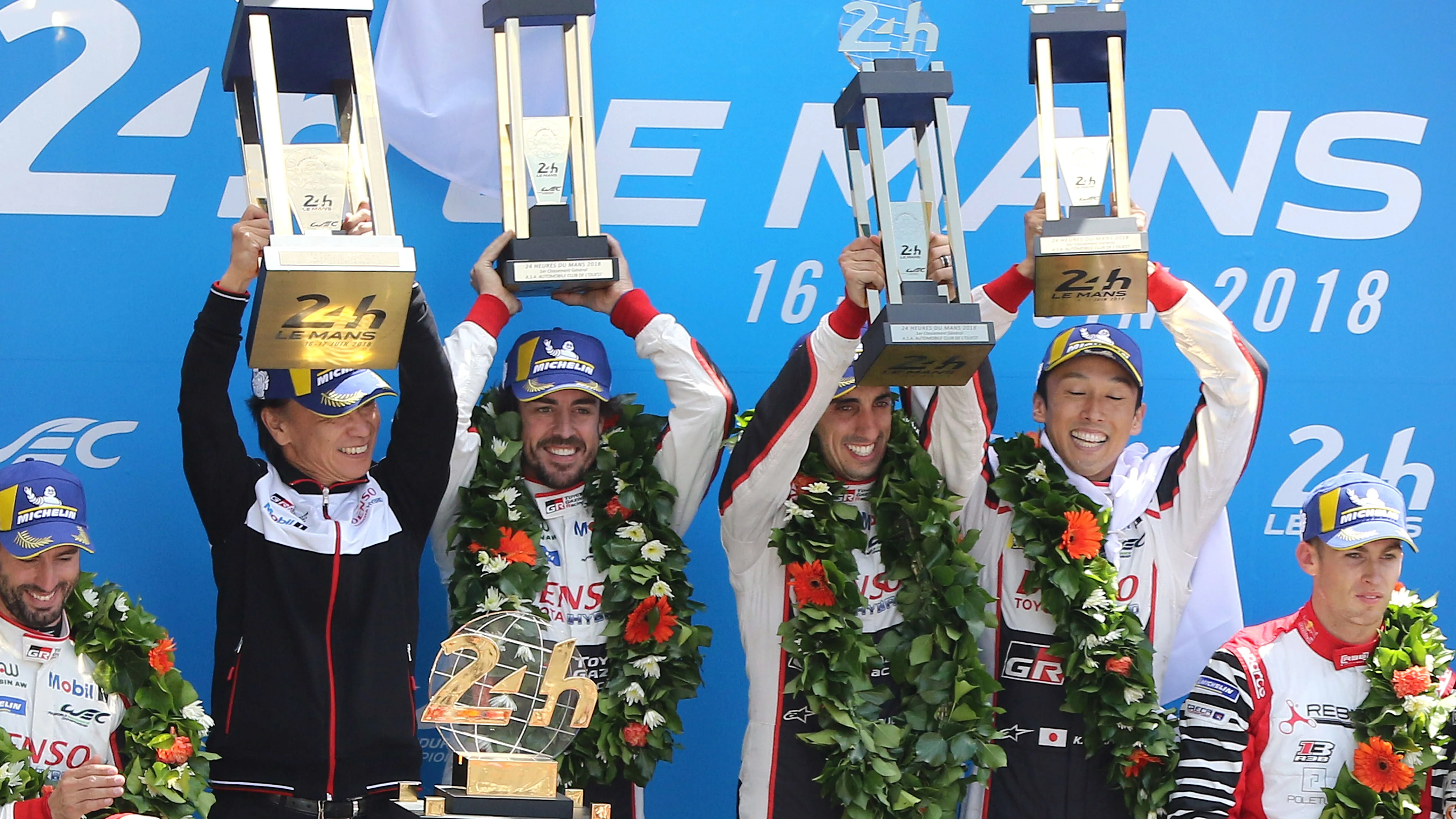 Fernando Alonso celebra su victoria en las 24 Horas de Le Mans con su equipo