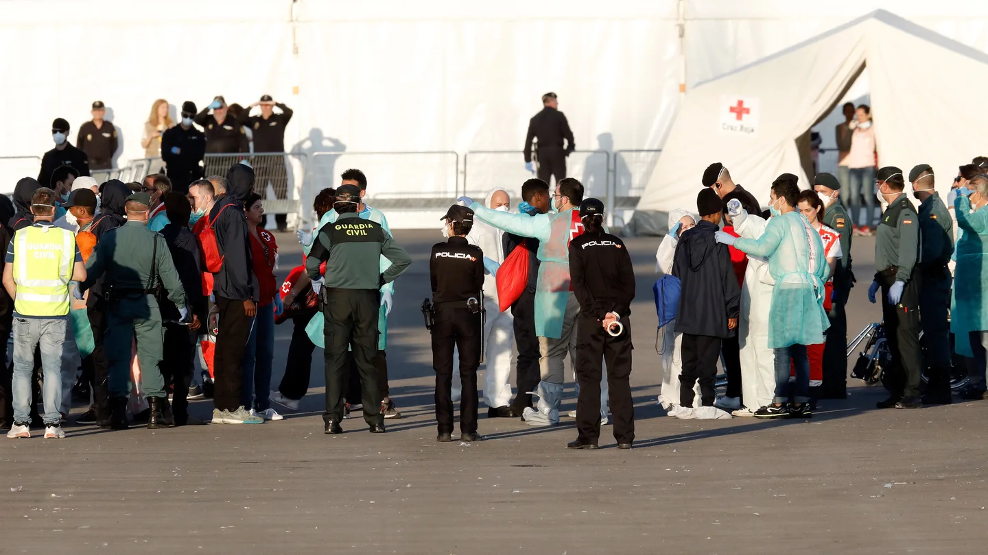 Dispositivo de la Guardia Civil y la Policía Nacional desplegado en la zona La llegada del Aquarius