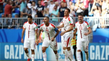 Serbia celebra un gol