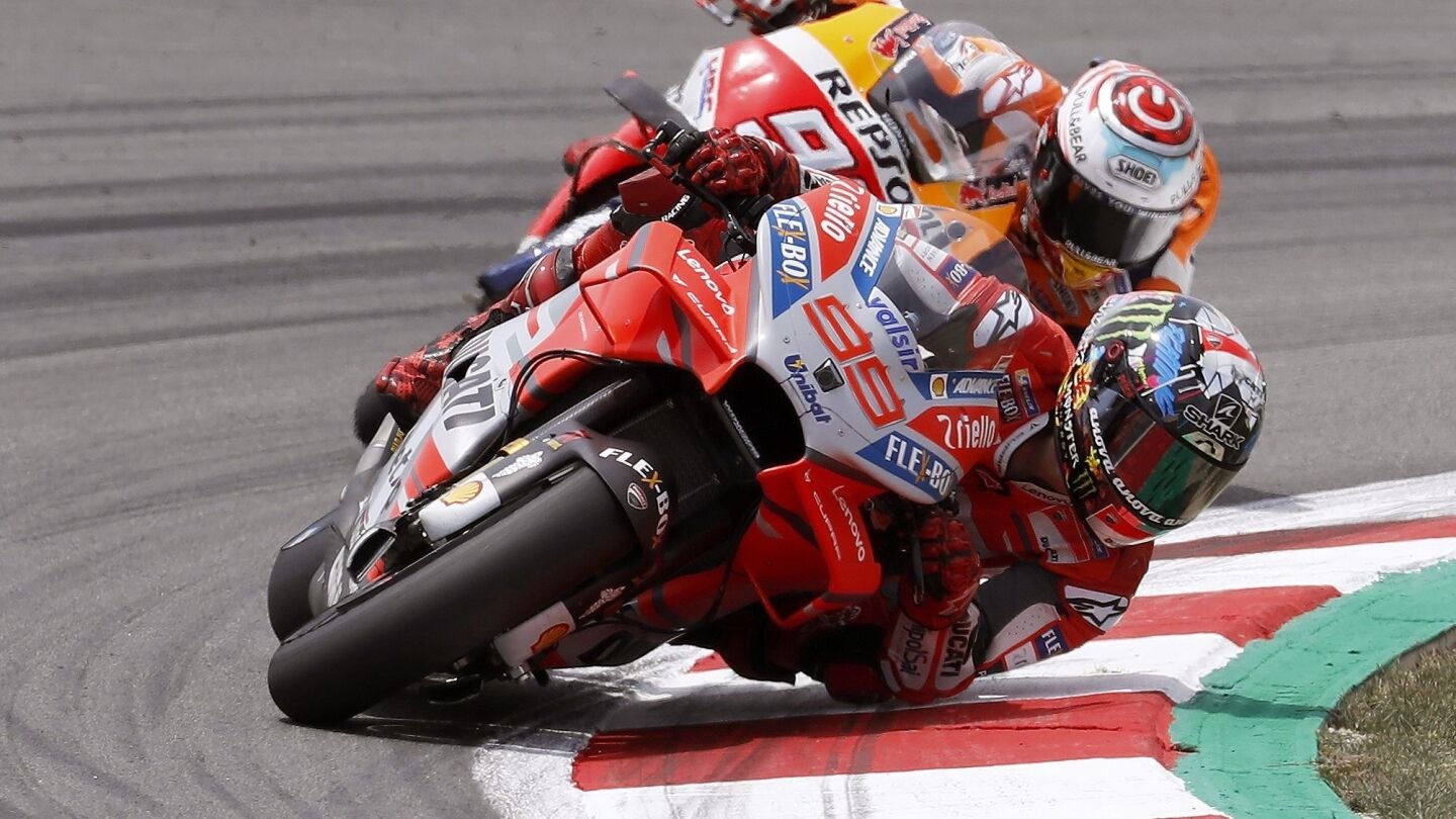 Jorge Lorenzo traza un curva por delante de Marc M&aacute;rquez