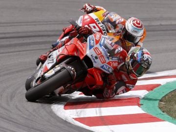 Jorge Lorenzo traza un curva por delante de Marc M&aacute;rquez