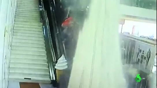 Se derrumba el techo de un centro turístico del noroeste de China Se derrumba el techo de un centro turístico del noroeste de China