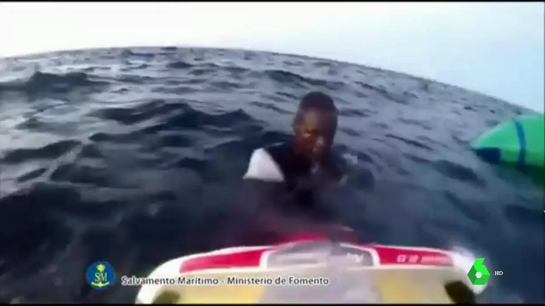 El agónico rescate de cuatro migrantes en el mar de Alborán