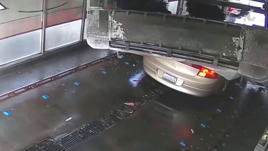 Un hombre destroza su coche tras no entender las instrucciones del lavado autom&aacute;tico del veh&iacute;culo