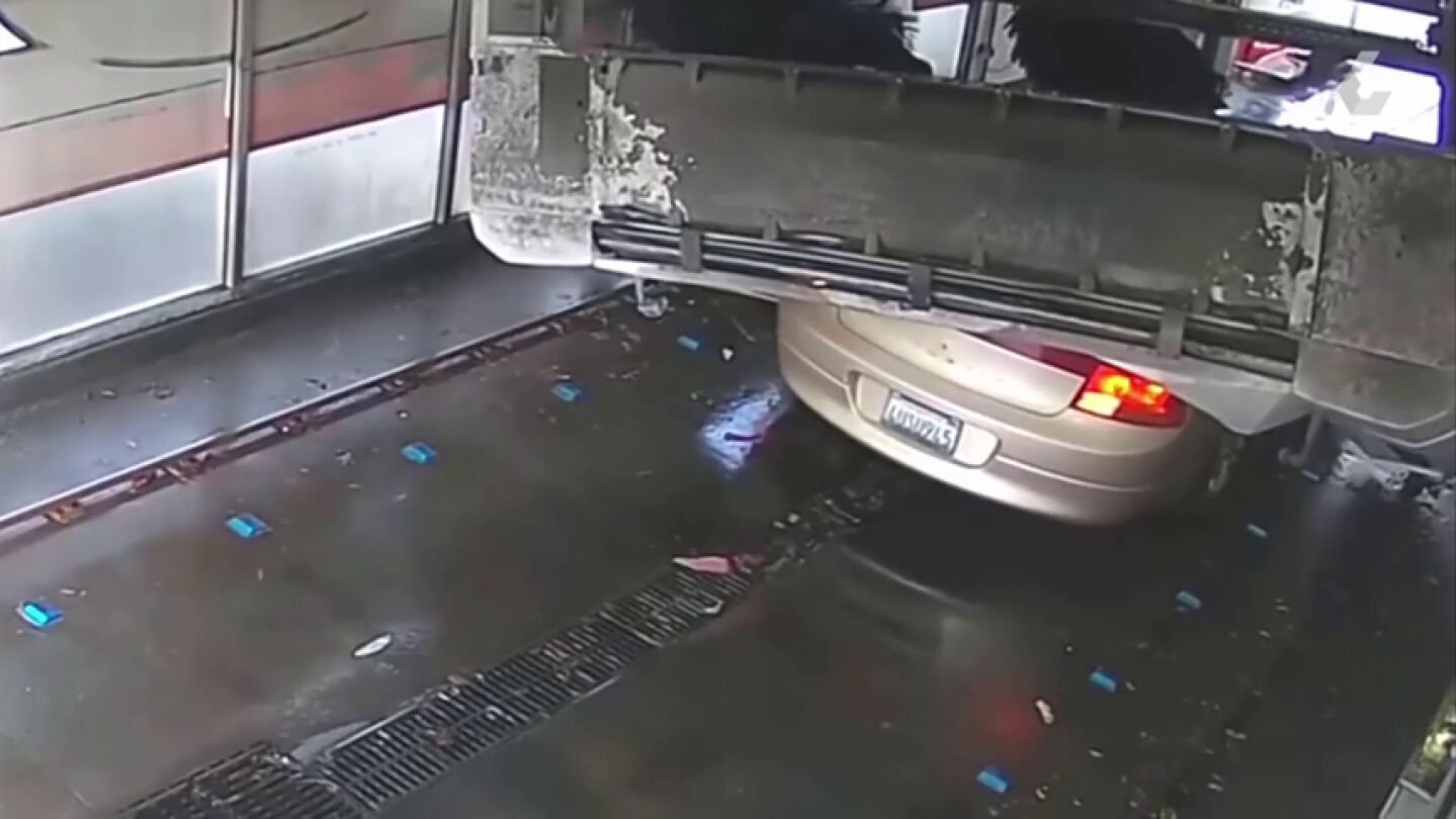 Un hombre destroza su coche tras no entender las instrucciones del lavado autom&aacute;tico del veh&iacute;culo
