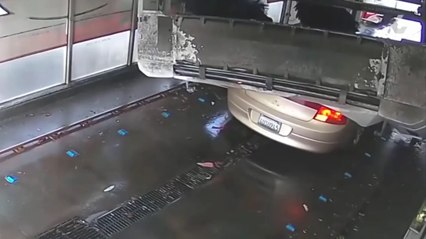 Un hombre destroza su coche tras no entender las instrucciones del lavado automático del vehículo Un hombre destroza su coche tras no entender las instrucciones del lavado automático del vehículo