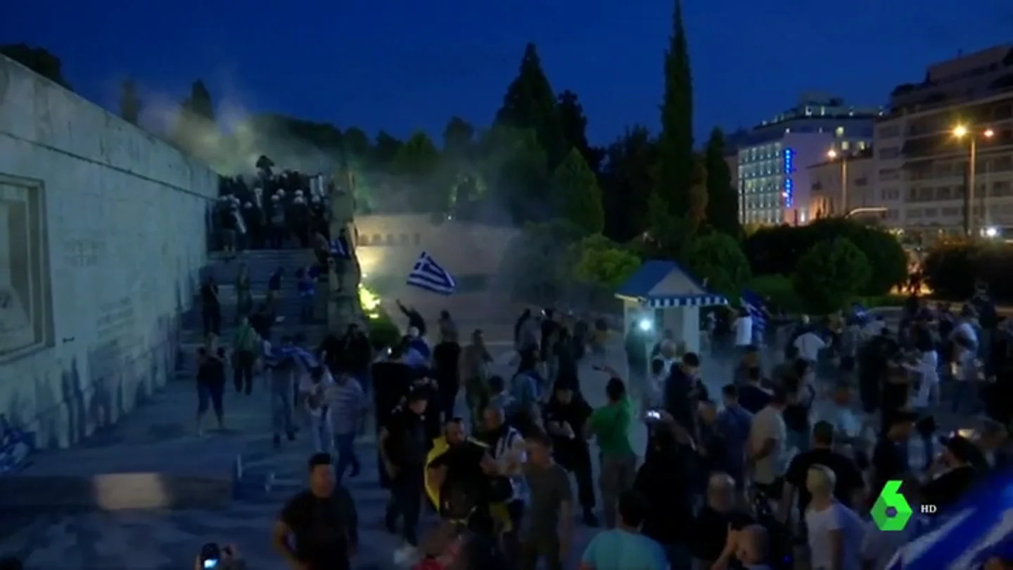 Miles de manifestantes protestan a las puertas del Parlamento Griego tras el acuerdo con Macedonia Miles de manifestantes protestan a las puertas del Parlamento Griego tras el acuerdo con Macedonia
