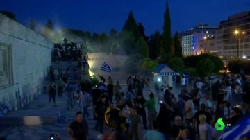 Miles de manifestantes protestan a las puertas del Parlamento Griego tras el acuerdo con Macedonia
