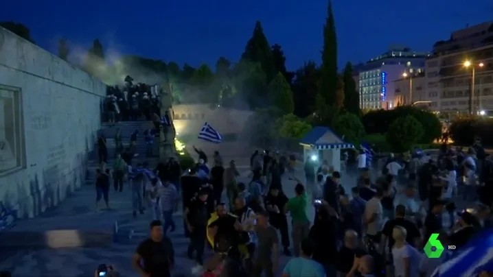 Miles de manifestantes protestan a las puertas del Parlamento Griego tras el acuerdo con Macedonia