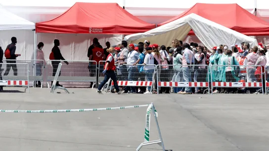 Varios de los 106 inmigrantes que viajaban en el Aquarius, esperan ser atendidos Varios de los 106 inmigrantes que viajaban en el Aquarius, esperan ser atendidos