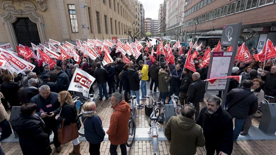Trabajadores se concentran frente a las sedes de las patronales de Castilla y León, convocados por CCOO y UGT, para exigir que en la negociación colectiva se fijen unos salarios dignos Trabajadores se concentran frente a las sedes de las patronales de Castilla y León, convocados por CCOO y UGT, para exigir que en la negociación colectiva se fijen unos salarios dignos.