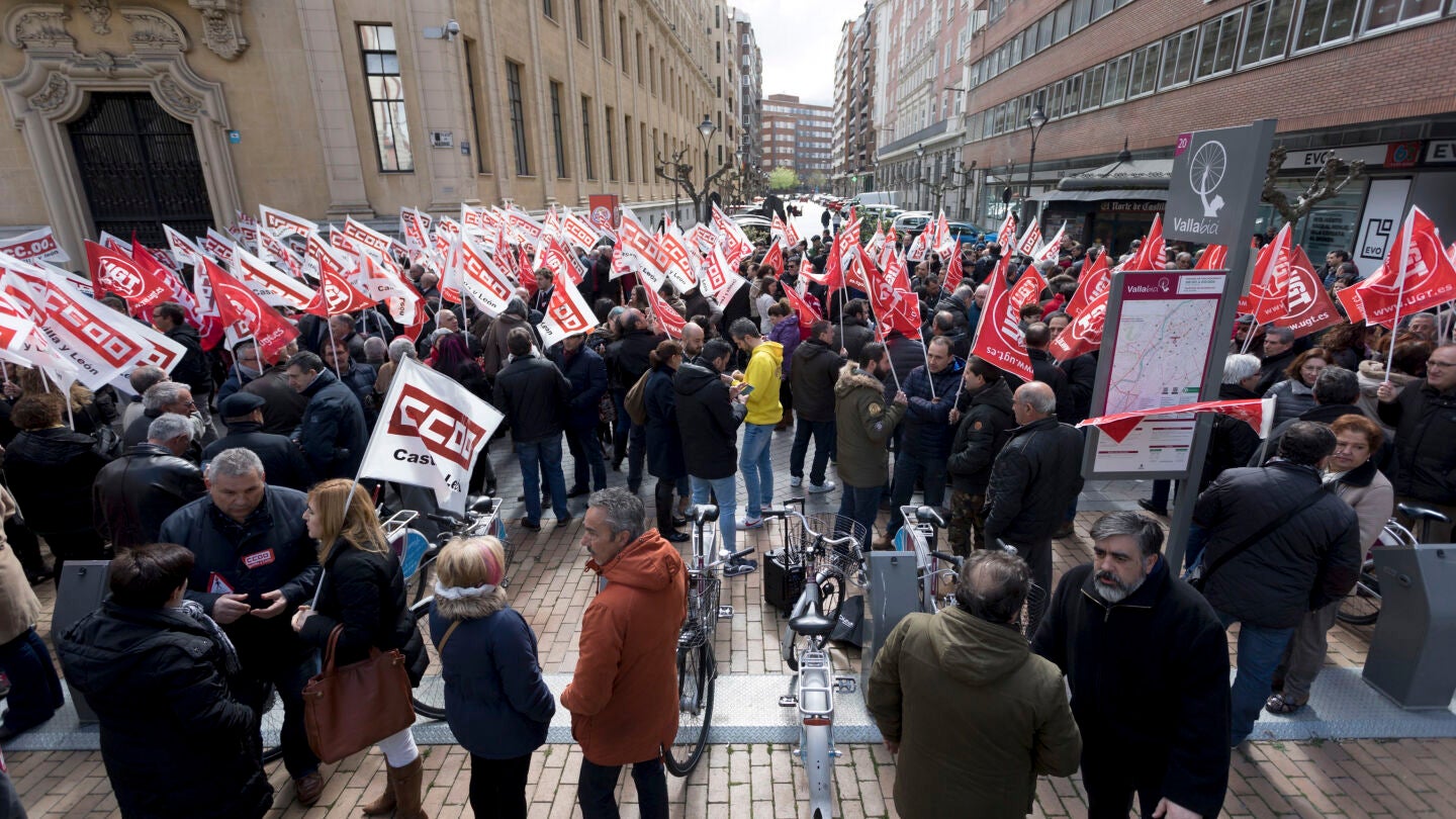 Trabajadores se concentran frente a las sedes de las patronales de Castilla y Le&oacute;n, convocados por CCOO y UGT, para exigir que en la negociaci&oacute;n colectiva se fijen unos salarios dignos.